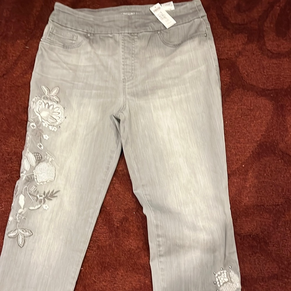 CHICO’S NWT Grey  Flower Embroidered Pull on Jegging Size 1R.